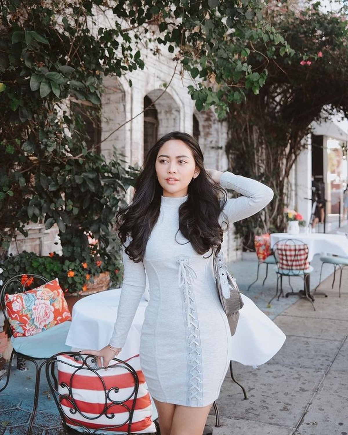 Rachel Vennya sedang berada di Amerika Serikat&comma; gaya outfitnya pun kerap tuai pujian&period; Yuk kita intip penampilannya&excl;