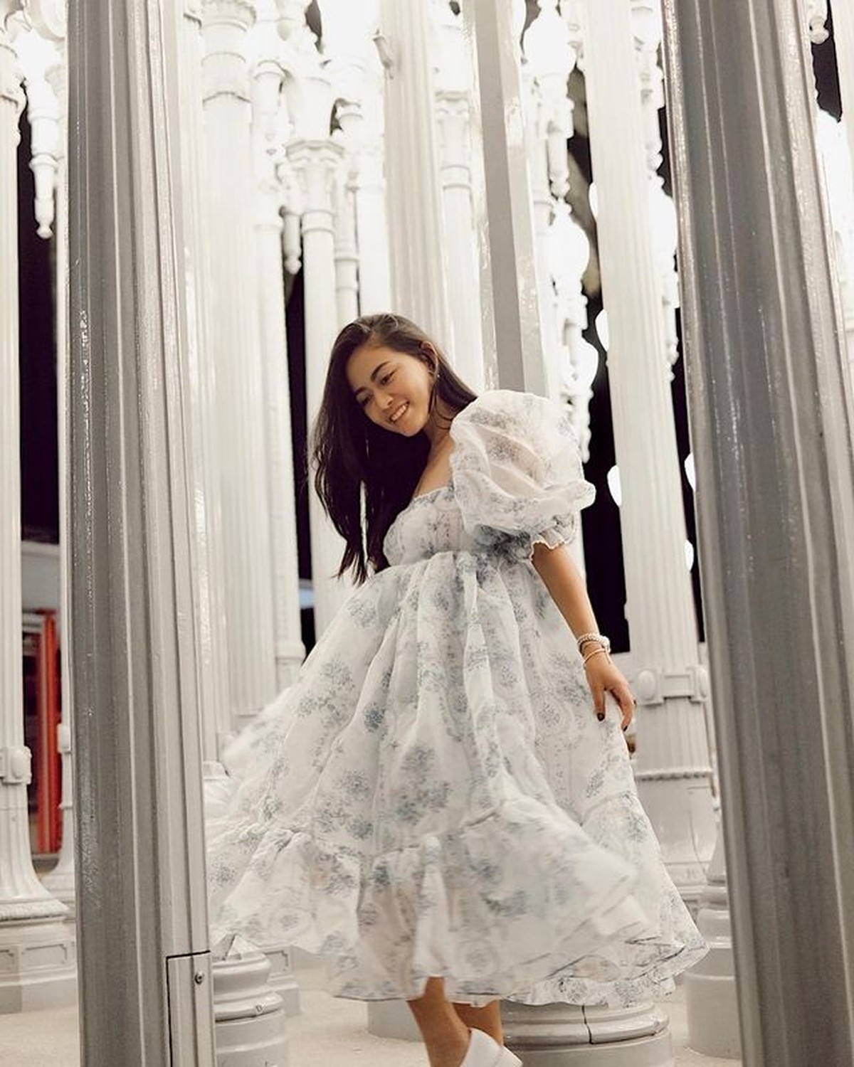 Rachel Vennya sedang berada di Amerika Serikat&comma; gaya outfitnya pun kerap tuai pujian&period; Yuk kita intip penampilannya&excl;