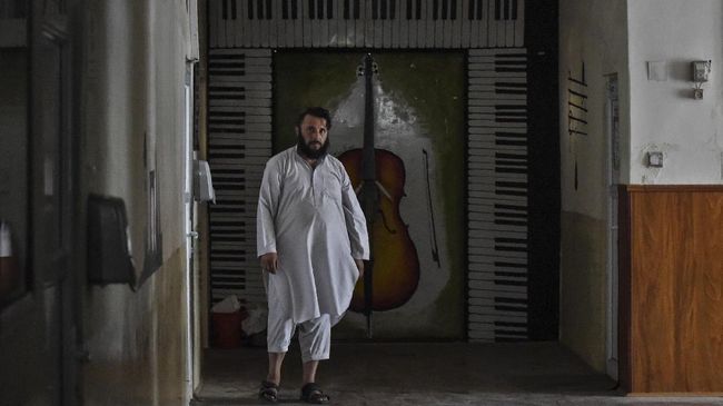 Lebih dari 100 murid dan guru musik kabur meninggalkan Afghanistan karena khawatir akan tindakan keras dari Taliban. Mereka menghadapi berbagai drama.