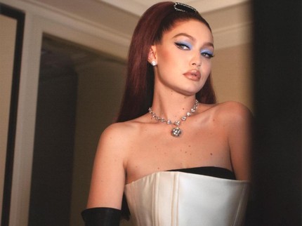 7 Rahasia Skincare Gigi Hadid, Wajah Tampak Bersinar di Met Gala 2021