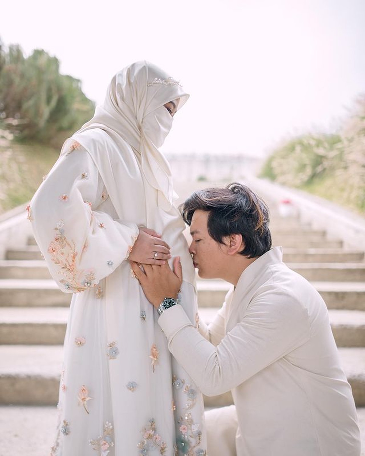 Wardah Maulina sedang hamil tujuh bulan&comma; ia pun kerap berfoto sambil memamerkan baby bumpnya&period; Yuk intip&excl;