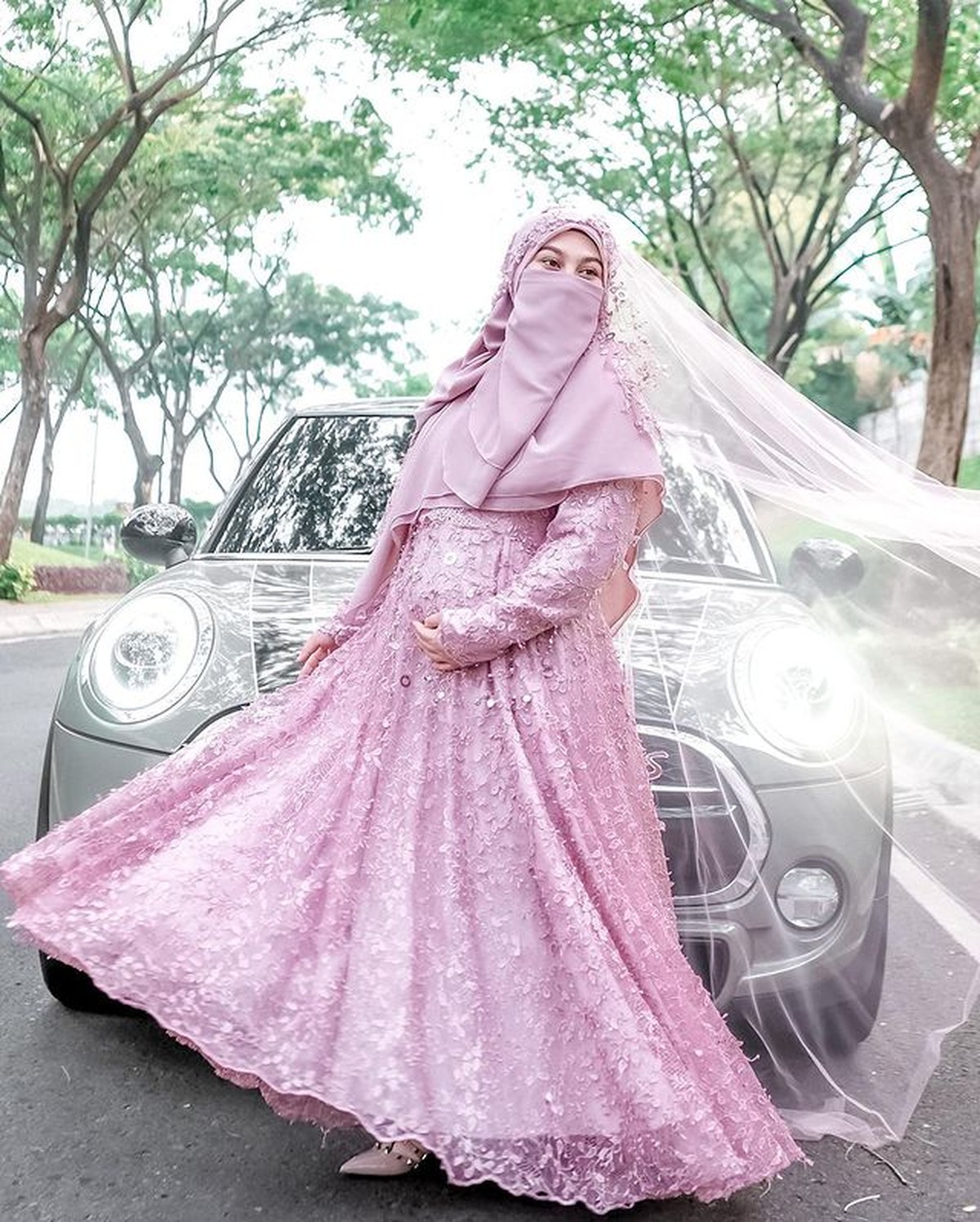 Wardah Maulina sedang hamil tujuh bulan&comma; ia pun kerap berfoto sambil memamerkan baby bumpnya&period; Yuk intip&excl;