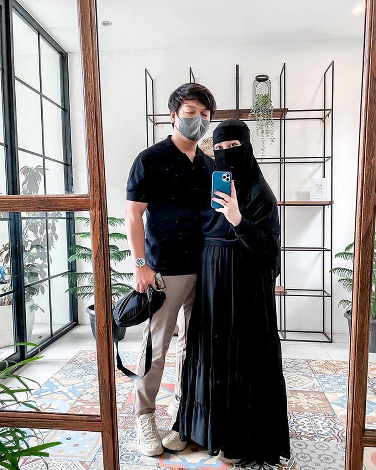 Wardah Maulina sedang hamil tujuh bulan&comma; ia pun kerap berfoto sambil memamerkan baby bumpnya&period; Yuk intip&excl;