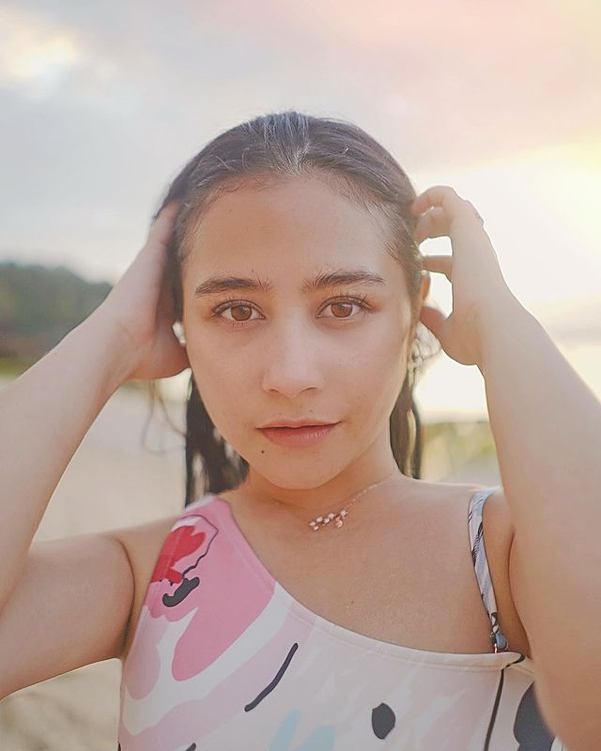 Prilly Latuconsina tengah berada di Bali untuk liburan menikmati waktu me time nya&period; Yuk kita intip kegiatan serunya&excl;