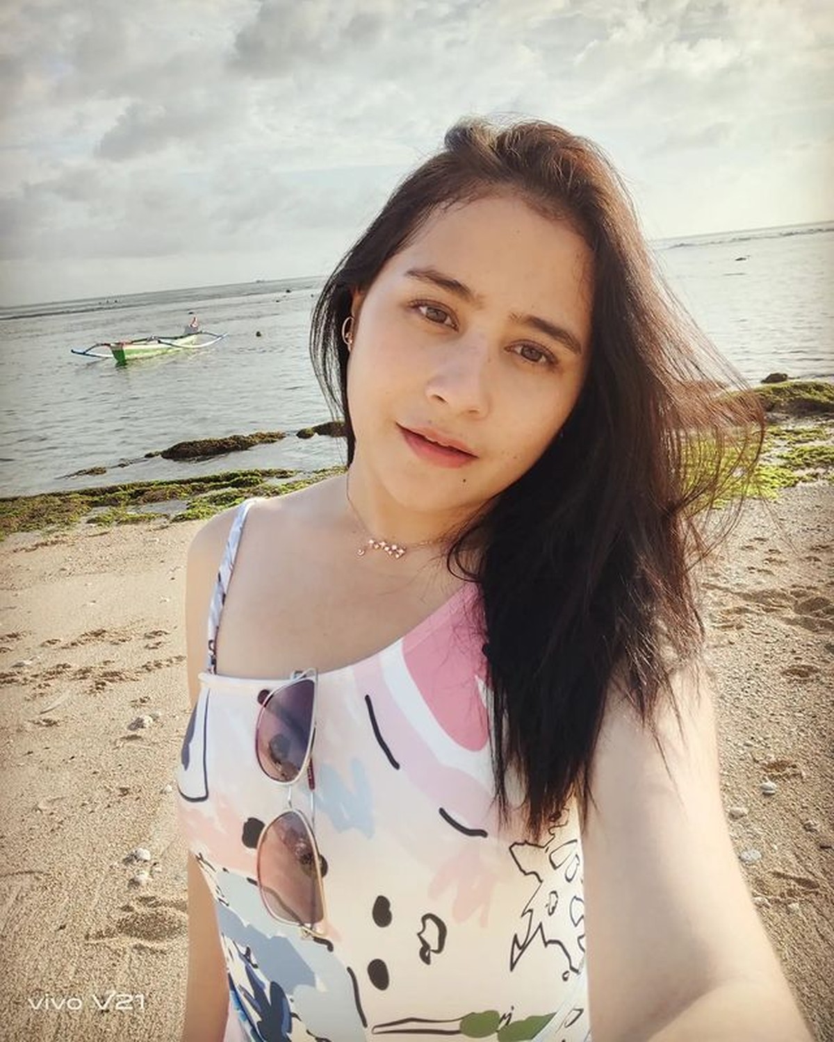 Prilly Latuconsina tengah berada di Bali untuk liburan menikmati waktu me time nya&period; Yuk kita intip kegiatan serunya&excl;