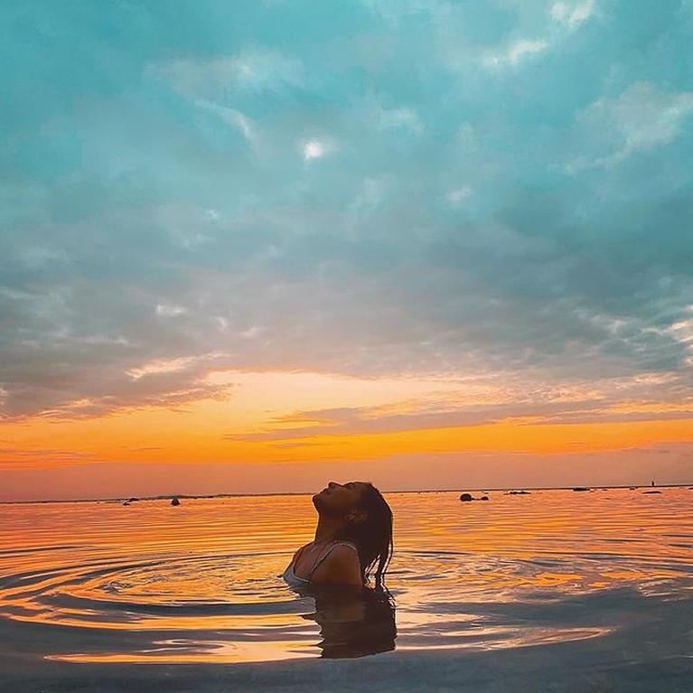 Prilly Latuconsina tengah berada di Bali untuk liburan menikmati waktu me time nya. Yuk kita intip kegiatan serunya!