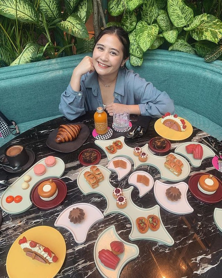Prilly Latuconsina tengah berada di Bali untuk liburan menikmati waktu me time nya. Yuk kita intip kegiatan serunya!
