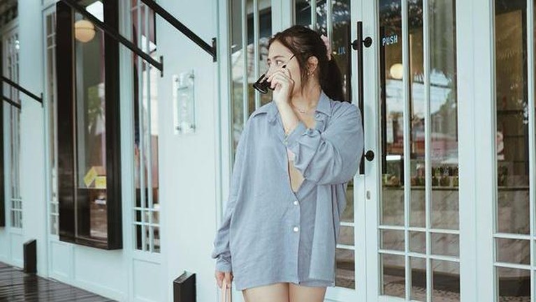 Prilly Latuconsina tengah berada di Bali untuk liburan menikmati waktu me time nya. Yuk kita intip kegiatan serunya!