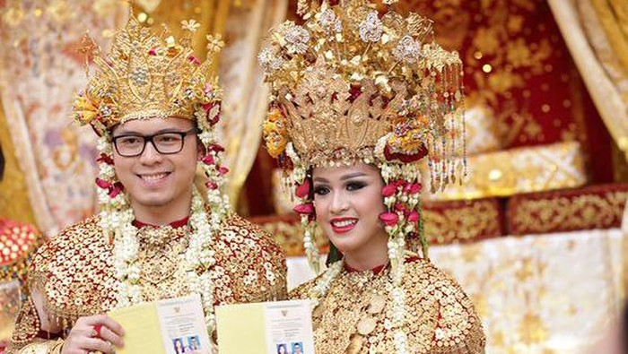 Jenis-Jenis Mahkota Pernikahan Adat di Indonesia! Wah Ternyata Ada Arti Khusus di Balik Desainnya, Penasaran?