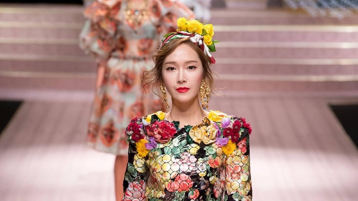 Adu Gaya Seleb Korea Catwalk di Runway, Ada yang Tampil di Milan Fashion Week