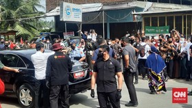 Warga Aceh Berkerumun Rebutan Baju yang Dibagikan Jokowi