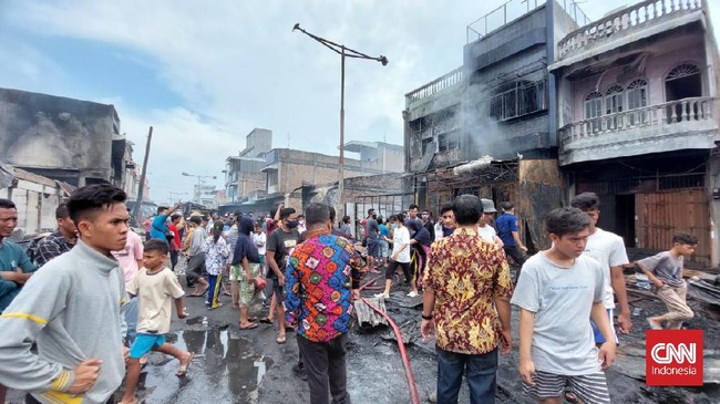 Api melahap ratusan kios yang berdiri rapat di Pasar Lama Perbaungan, Kabupaten Serdang Bedagai, Sumut, Kamis (16/9).
