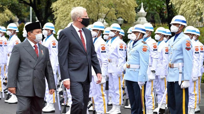 Untuk pertama kalinya, Indonesia berkesempatan mengirimkan 3 taruna akademi militer ke akademi militer Amerika Serikat dengan beasiswa penuh dari pemerintah AS.