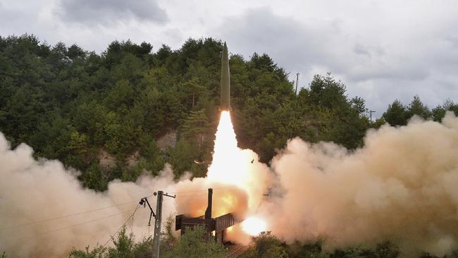 Korut Tembak Dua Rudal saat Wapres AS ke Zona Demiliterisasi Korea Korea Utara meluncurkan rudal balistik pada Kamis (29/9), di hari Wakil Presiden Amerika Serikat, Kamala Harris, mengunjungi zona demiliterisasi (DMZ) Korea.