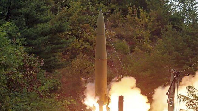 Korea Utara dilaporkan menembakkan dua rudal balistik pada hari ini, Rabu (28/9), sehari menjelang kunjungan Wakil Presiden AS, Kamala Harris, ke Korea Selatan.