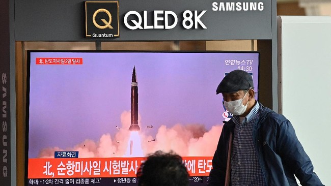 Korsel menembakkan tiga rudal ke perbatasan maritimnya dekat Korea Utara sebagai balasan atas hujanan 10 rudal balistik Pyongyang yang jatuh ke Laut Timur.