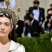 Hiasan Kepala Lorde di Met Gala Dinilai Mirip dengan Mahkota Siger Sunda oleh Diet Prada! Bagaimana Menurutmu?