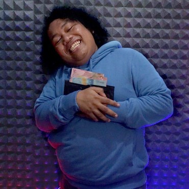 Foto Pakai Sarung di Paris, Marshel Widianto Berpotensi Kena Pidana?