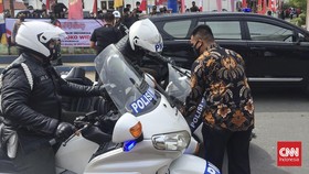 Cara Mendirikan Moge yang Jatuh Seperti Motor Pengawal Jokowi