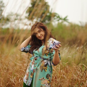 Gandeng Pria Ganteng, Nafa Urcbach Kode Punya Gebetan?