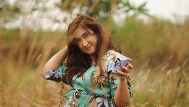 Gandeng Pria Ganteng, Nafa Urcbach Kode Punya Gebetan?