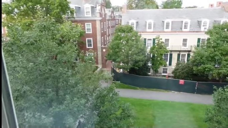 Penampakan Asrama Jordi Onsu Bak Hotel di Harvard Business School Jordi Onsu memperlihatkan asrama yang akan ia tinggali selama menempuh pendidikan di Harvard. Yuk kita intip!