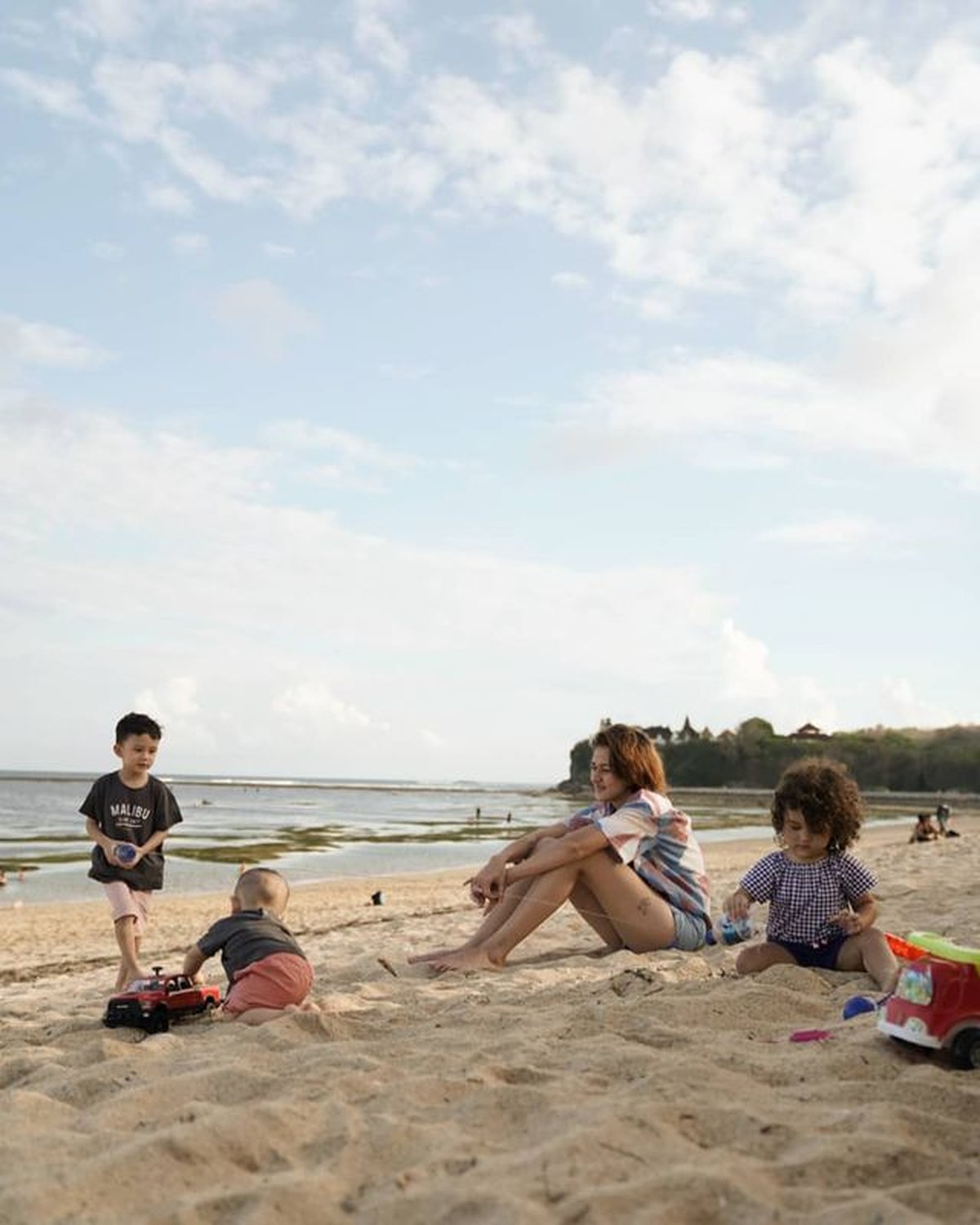 Dahlia Poland sangat menikmati perannya sebagai ibu tiga anak dari sang suami Fandy Christian&period; Yuk intip potretnya saat momong anak&excl;