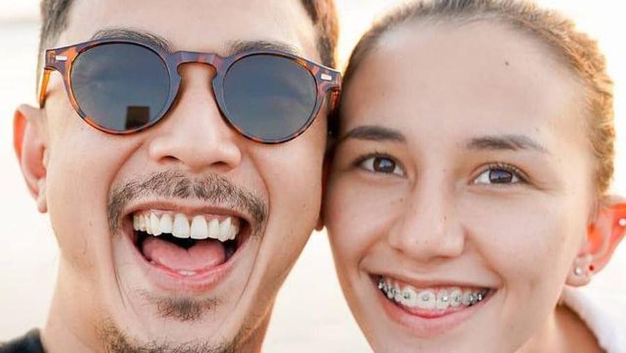 Dahlia Poland sangat menikmati perannya sebagai ibu tiga anak dari sang suami Fandy Christian. Yuk intip potretnya saat momong anak!