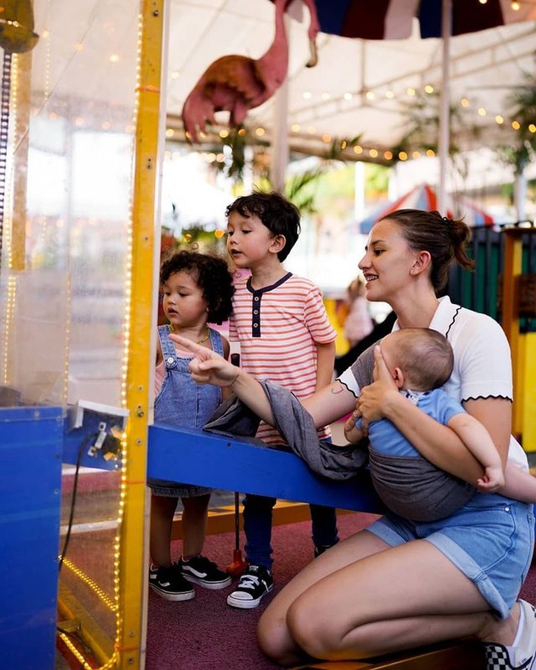 Dahlia Poland sangat menikmati perannya sebagai ibu tiga anak dari sang suami Fandy Christian. Yuk intip potretnya saat momong anak!