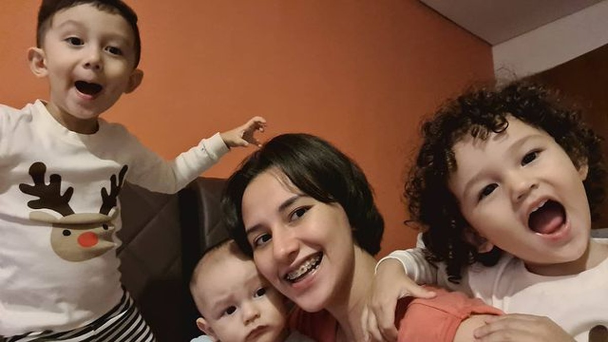 Dahlia Poland sangat menikmati perannya sebagai ibu tiga anak dari sang suami Fandy Christian&period; Yuk intip potretnya saat momong anak&excl;