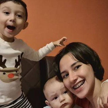 Potret Bahagia Dahlia Poland Saat Momong Ketiga Buah Hati