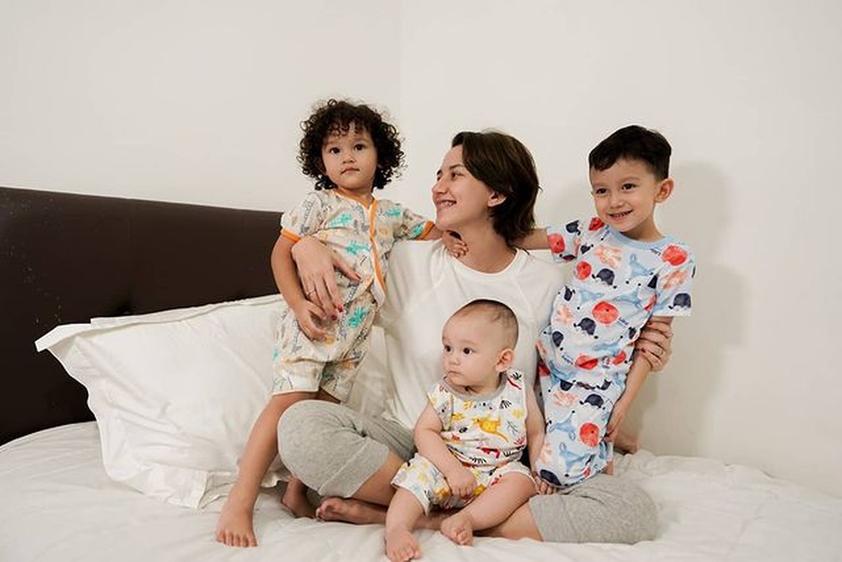Dahlia Poland sangat menikmati perannya sebagai ibu tiga anak dari sang suami Fandy Christian&period; Yuk intip potretnya saat momong anak&excl;