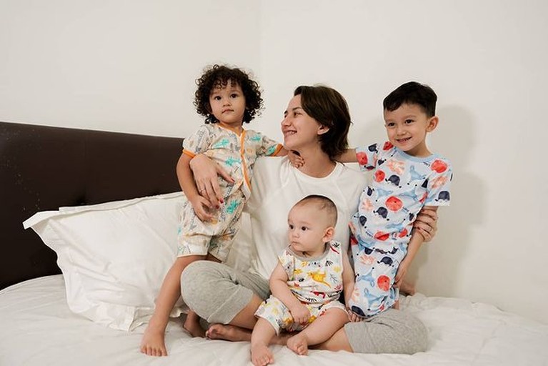 Potret Bahagia Dahlia Poland Saat Momong Ketiga Buah Hati Dahlia Poland sangat menikmati perannya sebagai ibu tiga anak dari sang suami Fandy Christian. Yuk intip potretnya saat momong anak!