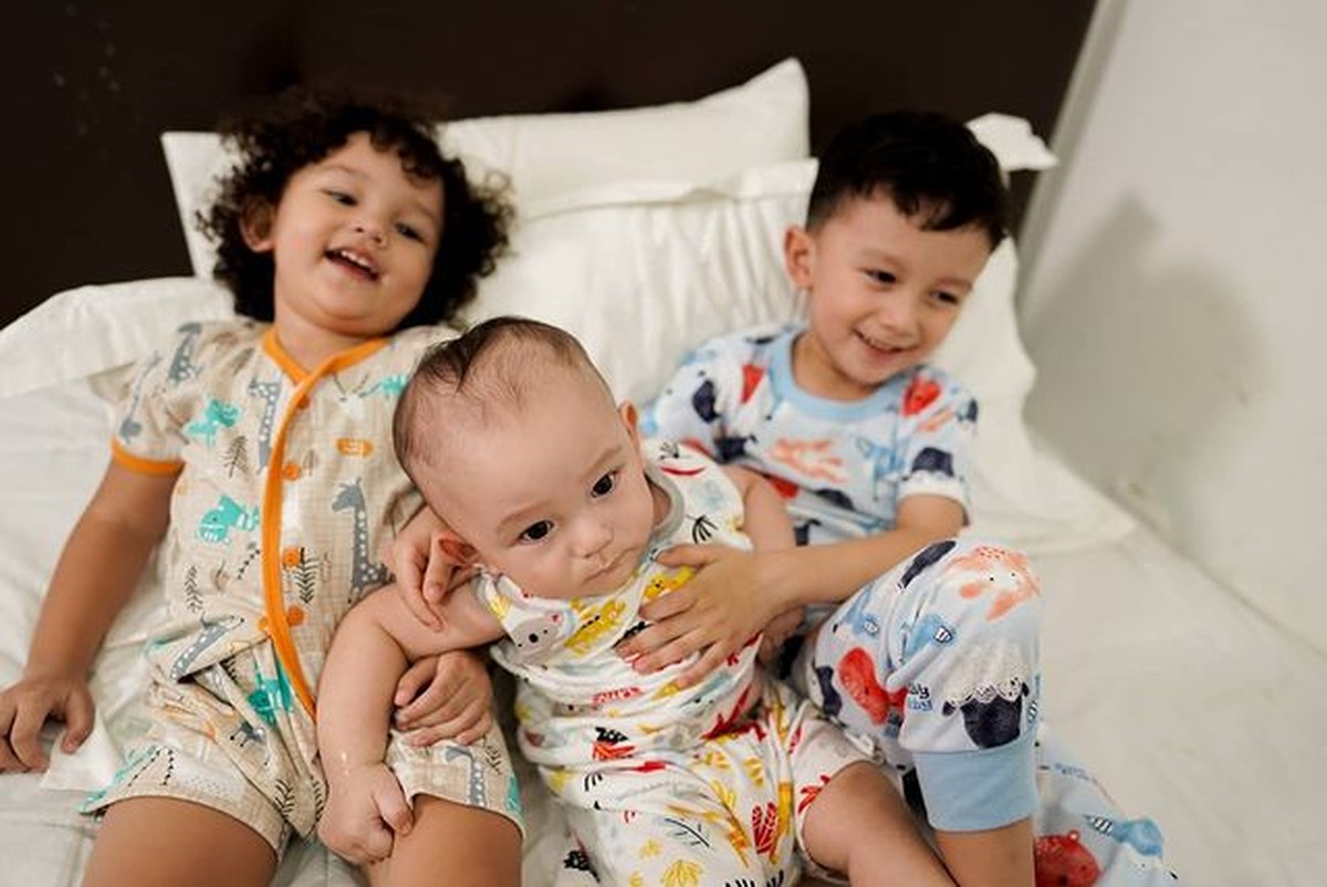Dahlia Poland sangat menikmati perannya sebagai ibu tiga anak dari sang suami Fandy Christian&period; Yuk intip potretnya saat momong anak&excl;