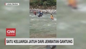 VIDEO: Satu Keluarga Jatuh dari Jembatan Gantung