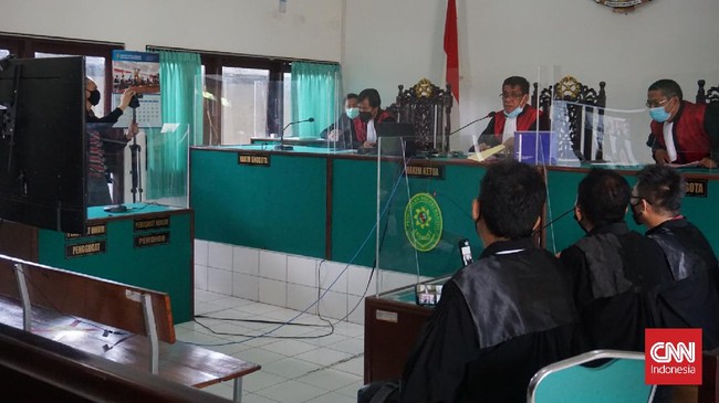 NA (25), terdakwa kasus sate beracun di Kabupaten Bantul, DIY, akhir April 2021, didakwa pasal berlapis, termasuk tentang pembunuhan berencana.