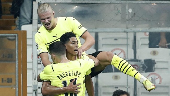 Video singkat Jude Bellingham beri ciuman nakal kepada Erling Haaland saat sesi wawancara seusai kemenangan Borussia Dortmund, mendadak viral.
