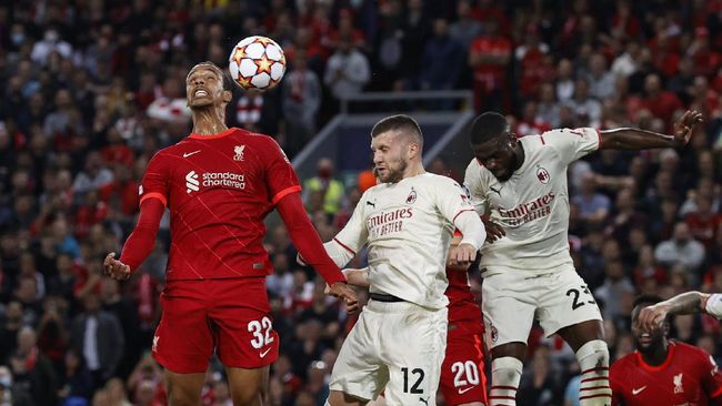 2 Big Match Penentu Nasib di Liga Champions Liga Champions memasuki matchday keenam dengan dua big match di dalamnya yaitu AC Milan vs Liverpool dan Bayern Munchen vs Barcelona.