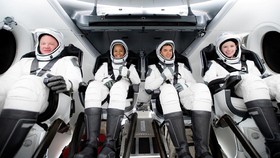 Cerita Turis SpaceX ke Luar Angkasa dan Kelilingi Orbit Bumi