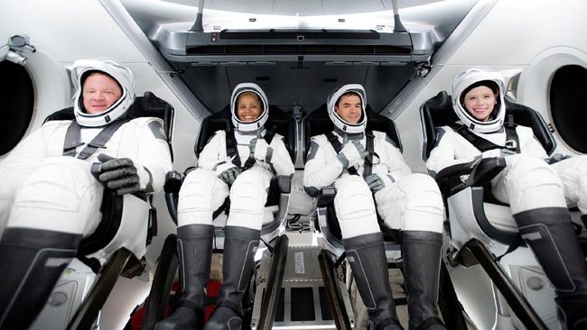 Cerita Turis SpaceX ke Luar Angkasa dan Kelilingi Orbit Bumi Keempat astronaut amatir itu menikmati pemandangan Bumi dari luar angkasa, berbincang dengan aktor Tom Cruise, makan pizza dan mendengarkan musik.