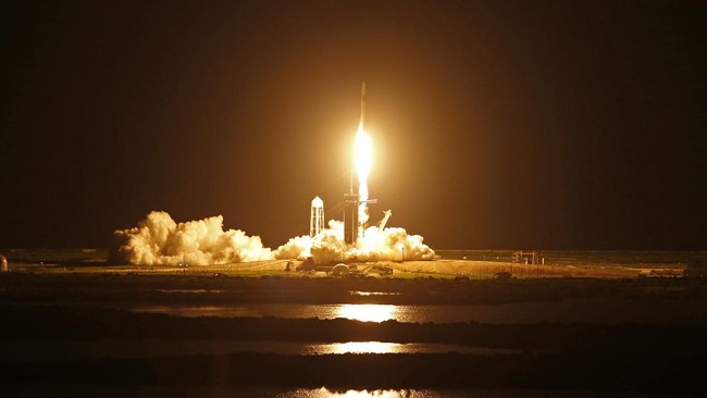 Roket Falcon 9 milik SpaceX membawa 49 satelit internet Starlink dalam misi terbarunya, sejauh ini SpaceX sudah mengirim 2.000 satelit ke orbit.