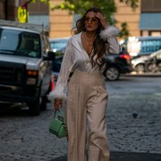 3 Trik Mix dan Match Outfit Berbahan Linen Saat Liburan