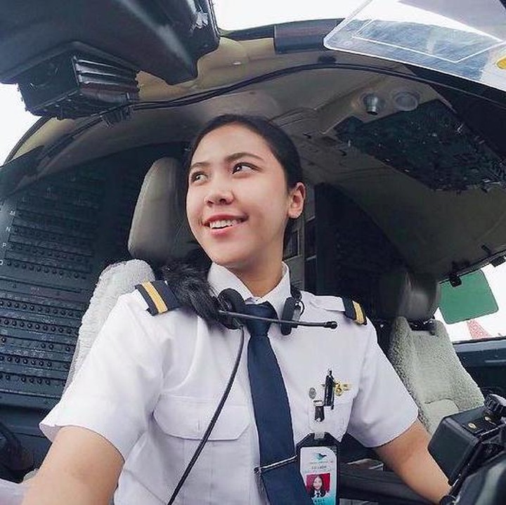 <p>Jika melihat sosok pilot wanita, ada rasa kagum tersendiri ya, Bunda. Tania Artawidjaya, wanita muda ini adalah salah satu pilot yang bekerja di maskapai pelat merah Garuda Indonesia. Ia merupakan lulusan Bali International Flight Academy. (Foto: Instagram @taniawidjaya)</p>