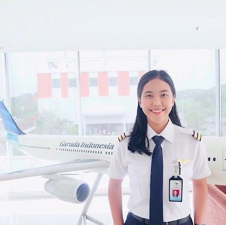 <p>Tania Widjaya juga influencer, lho. Melihat pengalamannya yang inspiratif, pilot cantik ini punya banyak followers di Instagram-nya, Bunda. (Foto: Instagram @taniawidjaya)</p>