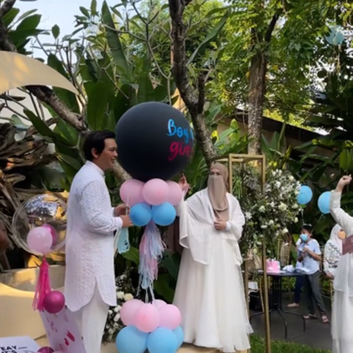 <p>Selain tasyakuran tujuh bulanan, Wardah Maulina dan Natta Reza juga mengadakan acara <em>gender reveal</em> alias tebak jenis kelamin bayi, lho! (Foto: Instagram Stories @dindahw)</p>