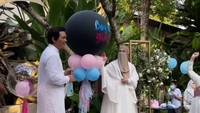 7 Potret Tasyakuran 7 Bulanan Wardah Maulina dan Natta Reza, Ada Gender Reveal!