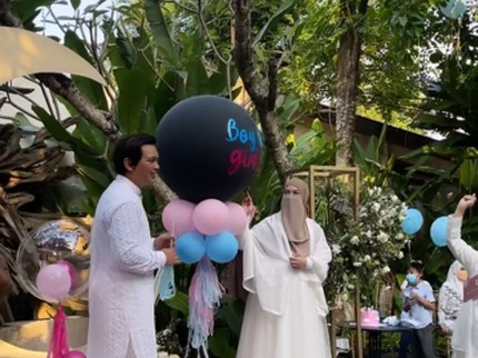 7 Potret Tasyakuran 7 Bulanan Wardah Maulina dan Natta Reza, Ada Gender Reveal!