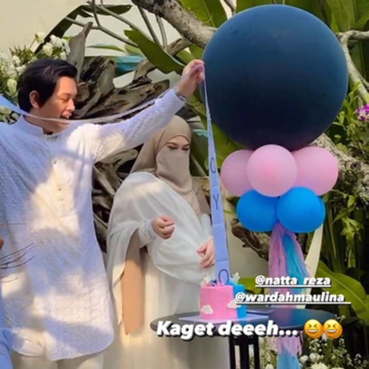 <p>Semua tamu undangan memegang balon sesuai tebakan masing-masing. Awalnya, dikira bayi laki-laki ternyata pita tersebut hanya menjebak tamu. Semacam <em>ice breaker</em>, Bun. (Foto: Instagram Stories @anisarahma_12)</p>