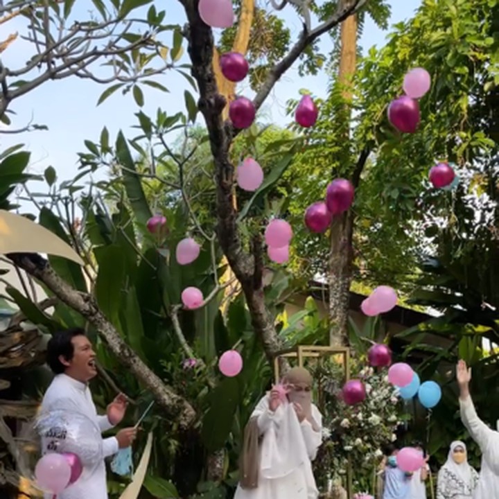 <p>Begitu balon besar ditusuk, muncul lah balon-balon kecil berwarna <em>pink</em> yang menandakan bayi mereka adalah perempuan. (Foto: Instagram Stories @dindahw)</p>