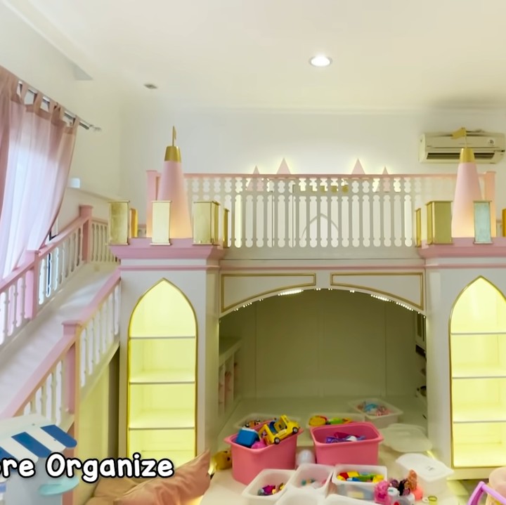 <p>Tasyi Athasyia merancang kamar untuk putri semata wayangnya dengan sangat cantik. Bak seorang putri kerajaan, kasur Noora didesain menyerupai kastil istana. Warna pink memberi nuansa semakin girly pada kamar Noora. (Foto: YouTube Tasyi Athasyia)</p>